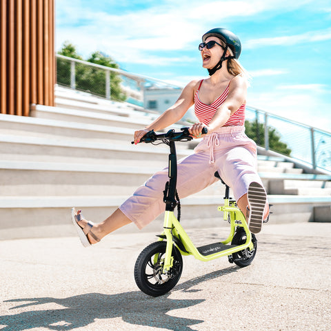 Image of Gebruiker die de Windgoo B9 E-Scooter rijdt, met focus op comfort en plezier